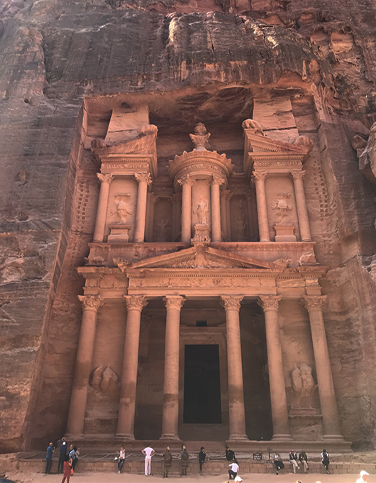 Monument Al Khazneh in Petra 
